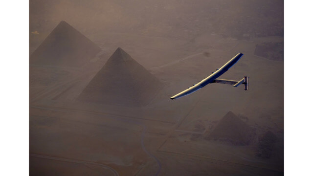 To Solar Impulse 2 περνά πάνω από την Αίγυπτο