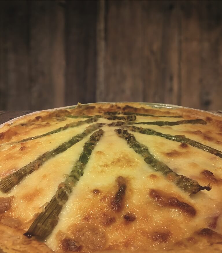 Τάρτα με Σπαράγγια, Καπνιστό Μπέικον και Γραβιέρα