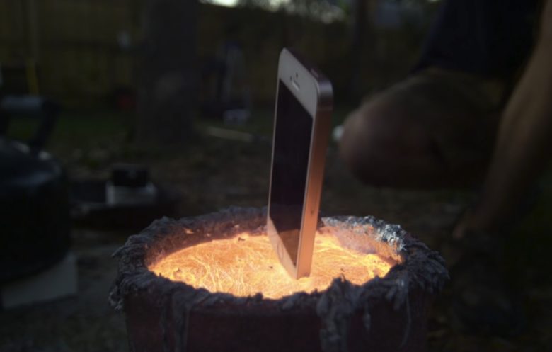 Τι γίνεται όταν πετάς ένα iPhone σε λιωμένο αλουμίνιο;