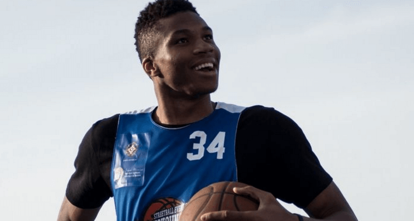 Αγγίζει τον Lebron ο Αντετοκούνμπο