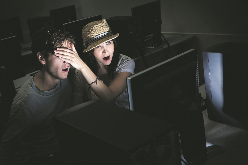 Η κυράτσα, οι πορνοστάρ και επιτέλους ένας άντρας