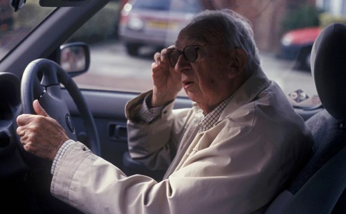 Ηλικιωμένος που οδηγάει