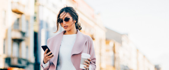 Γυναίκα που στέλνει μήνυμα την ώρα που περπατάει