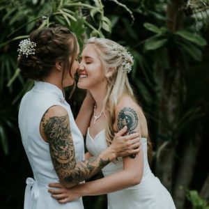 Δύο γυναίκες παντρεύονται