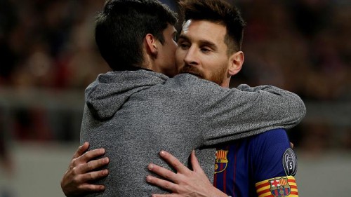Φίλαθλος αγκαλιάζει τον Μέσι