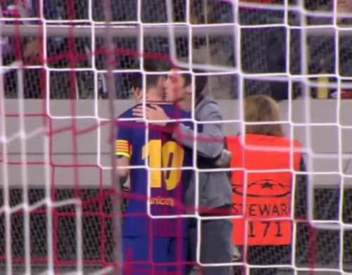 Φίλαθλος αγκαλιάζει τον Μέσι