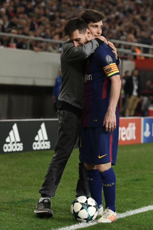 Φίλαθλος αγκαλιάζει τον Μέσι