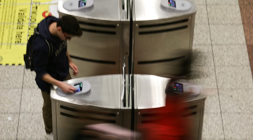 Βρήκαν τον τρόπο να ανοίγουν τις μπάρες στο μετρό