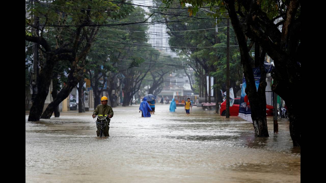 Φονικός τυφώνας σαρώνει το Βιετνάμ