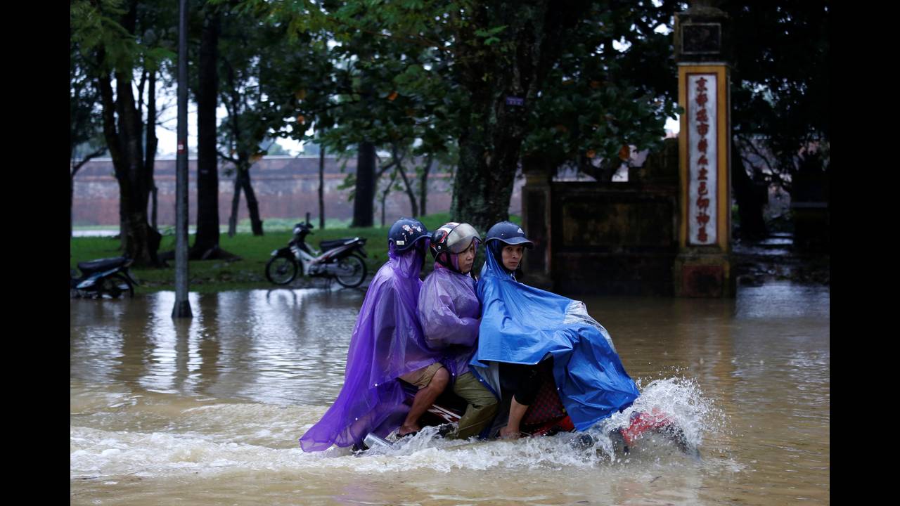 Φονικός τυφώνας σαρώνει το Βιετνάμ