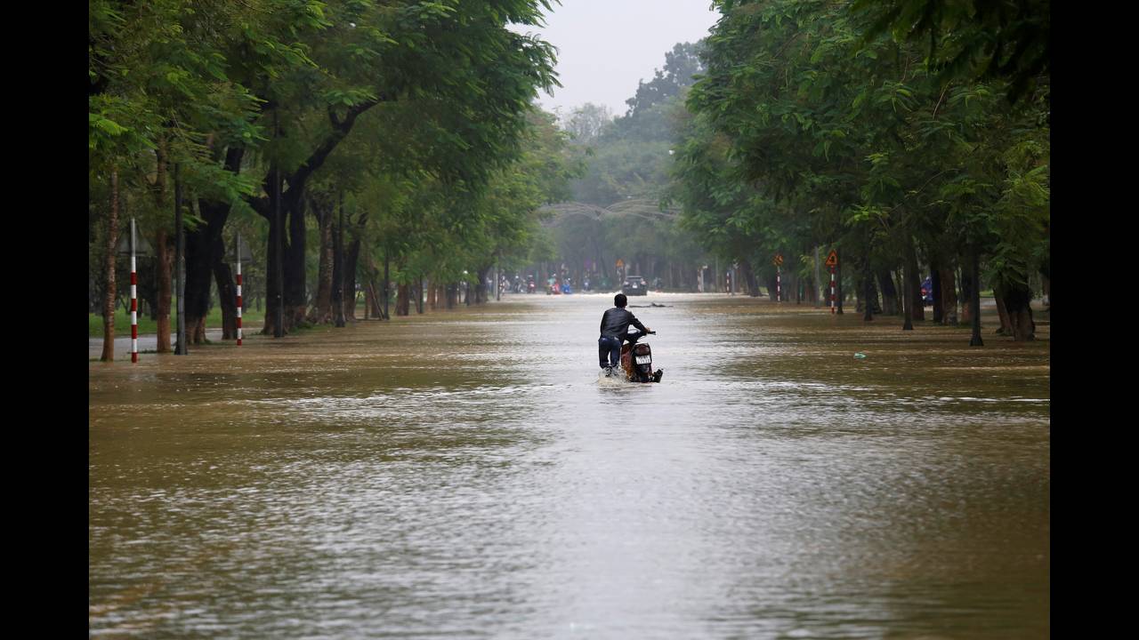 Φονικός τυφώνας σαρώνει το Βιετνάμ