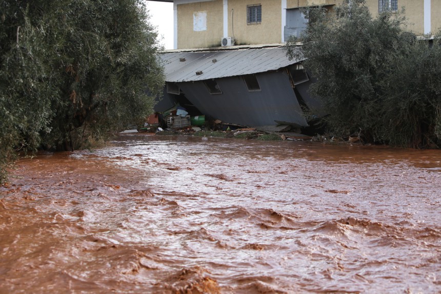 Εικόνες καταστροφής - Η Μάνδρα βυθισμένη στη λάσπη και το νερό