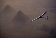 To Solar Impulse 2 περνά πάνω από την Αίγυπτο
