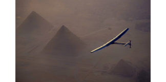 To Solar Impulse 2 περνά πάνω από την Αίγυπτο