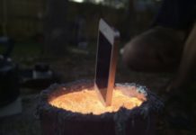 Τι γίνεται όταν πετάς ένα iPhone σε λιωμένο αλουμίνιο;