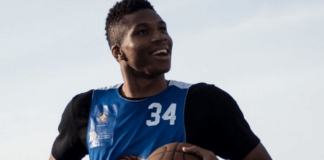 Αγγίζει τον Lebron ο Αντετοκούνμπο