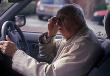 Ηλικιωμένος που οδηγάει