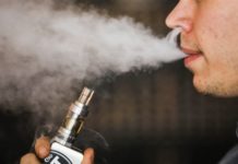 καπνιστής ηλεκτρονικού τσιγάρου