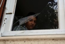 Ο Αμίρ από το σπασμένο παράθυρο του σπιτιού του