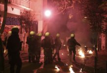 Εικόνες σοκ από Εξάρχεια - Η δικηγόρος με τη φωτοβολίδα καρφωμένη να της καίει το πόδι