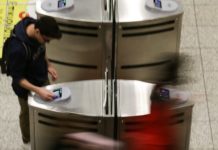 Βρήκαν τον τρόπο να ανοίγουν τις μπάρες στο μετρό
