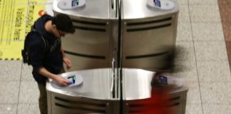 Βρήκαν τον τρόπο να ανοίγουν τις μπάρες στο μετρό