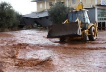 Εικόνες καταστροφής - Η Μάνδρα βυθισμένη στη λάσπη και το νερό
