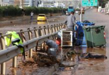 Εικόνες καταστροφής - Η Μάνδρα βυθισμένη στη λάσπη και το νερό