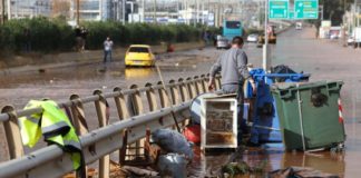 Εικόνες καταστροφής - Η Μάνδρα βυθισμένη στη λάσπη και το νερό