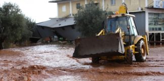Εικόνες καταστροφής - Η Μάνδρα βυθισμένη στη λάσπη και το νερό