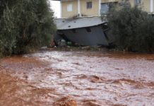 Εικόνες καταστροφής - Η Μάνδρα βυθισμένη στη λάσπη και το νερό