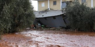 Εικόνες καταστροφής - Η Μάνδρα βυθισμένη στη λάσπη και το νερό