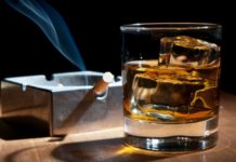 Το ποτό και το τσιγάρο κάνουν γυναίκες και άνδρες να δείχνουν πιο γερασμένοι