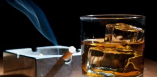 Το ποτό και το τσιγάρο κάνουν γυναίκες και άνδρες να δείχνουν πιο γερασμένοι