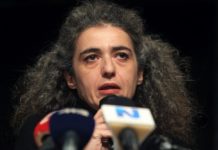 Η δικηγόρος που χτυπήθηκε με φωτοβολίδα