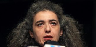 Η δικηγόρος που χτυπήθηκε με φωτοβολίδα