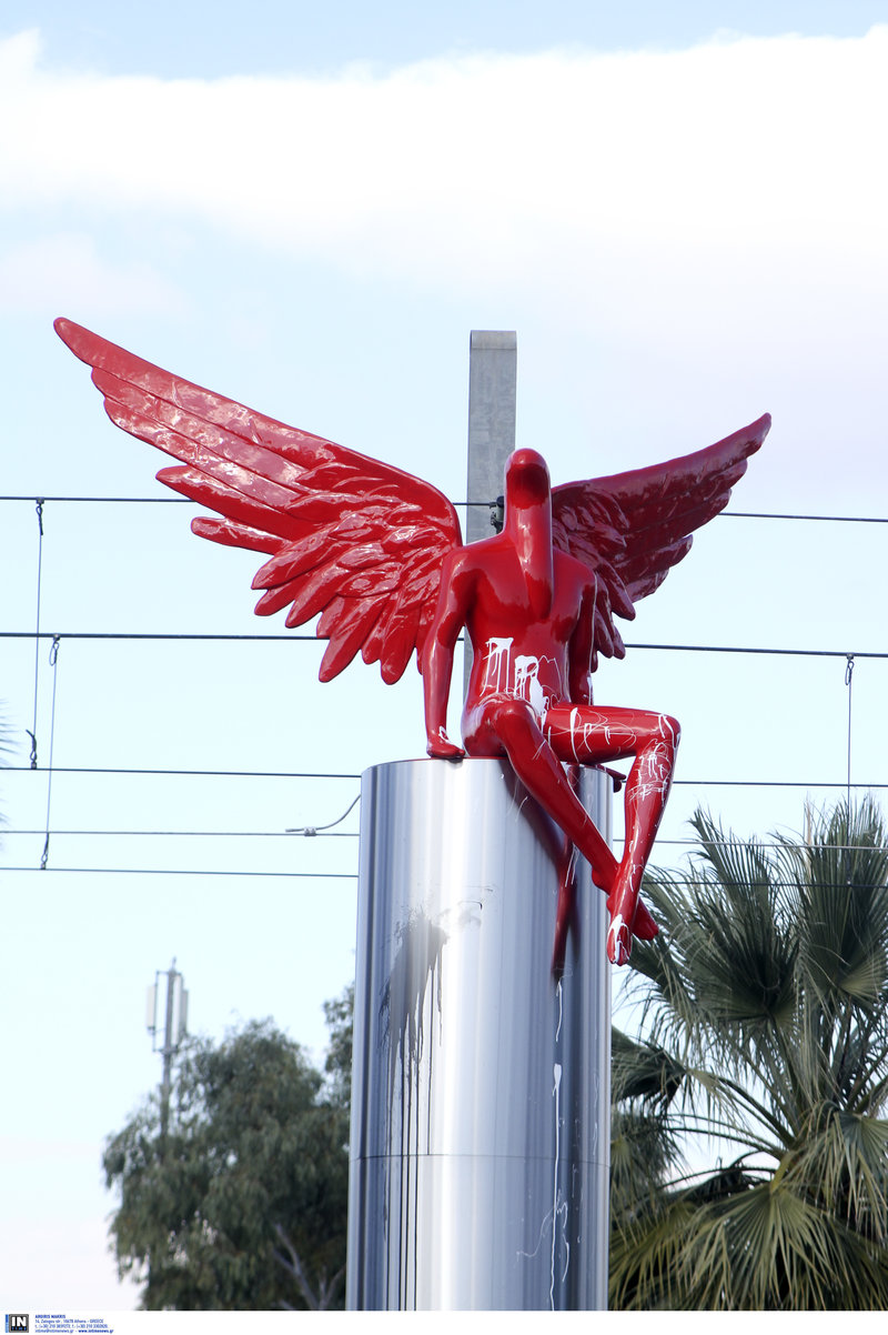 Κατεδάφισαν το άγαλμα στο Παλαιό Φάληρο