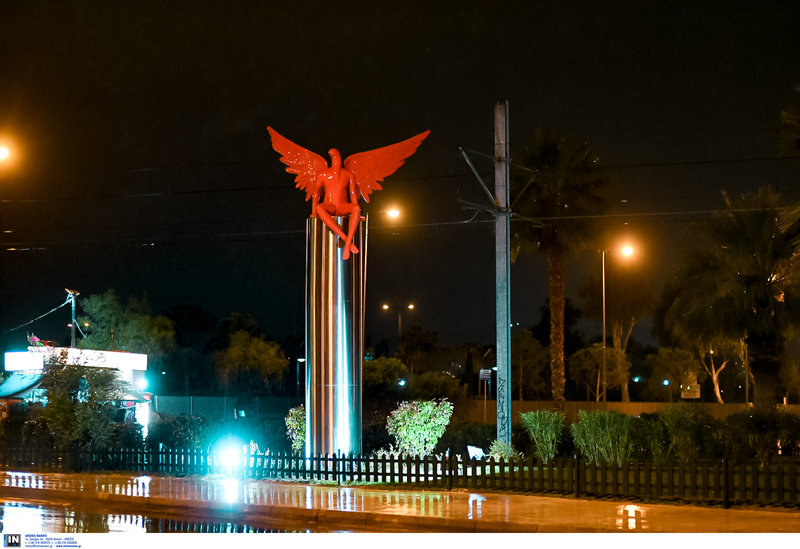 Κατεδάφισαν το άγαλμα στο Παλαιό Φάληρο