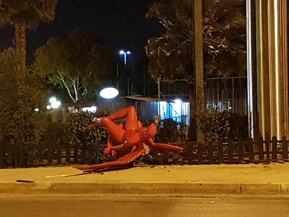 Κατεδάφισαν το άγαλμα στο Παλαιό Φάληρο