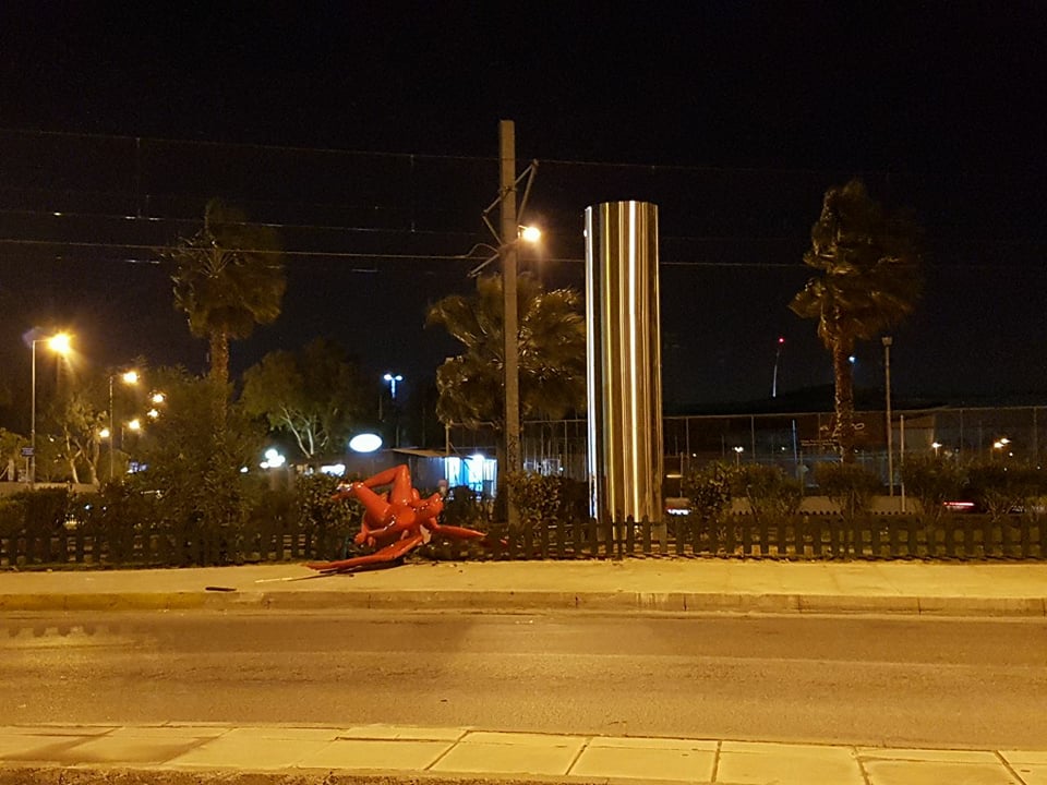 Κατεδάφισαν το άγαλμα στο Παλαιό Φάληρο