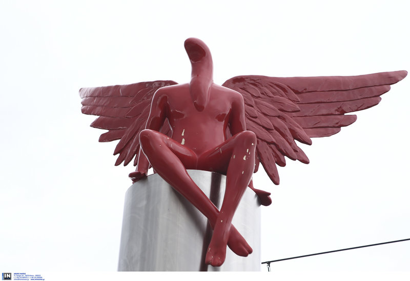 Κατεδάφισαν το άγαλμα στο Παλαιό Φάληρο