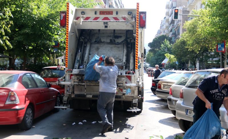 Τι πραγματικά συνέβη με το απορριμματοφόρο και τη γυναίκα που χτύπησε