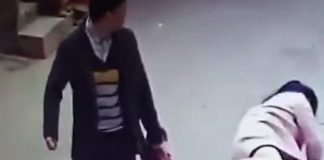 Έδειρε πελάτισσα του επειδή σχολίασε αρνητικά το κατάστημα