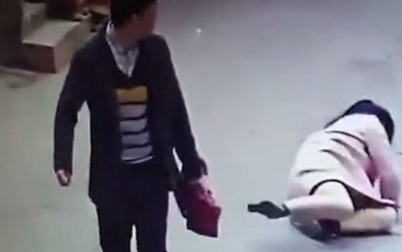 Έδειρε πελάτισσα του επειδή σχολίασε αρνητικά το κατάστημα