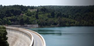Το μυστικό που κρύβεται κάτω από τη λίμνη του Μαραθώνα
