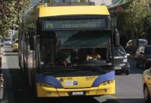 Ούτε τα τρόλεϊ δεν θα μπορούν να χρησιμοποιήσουν οι επιβάτες την Παρασκευή (12/1) για τις μετακινήσεις τους. Μετά το μετρό και η Ενωση Εργαζομένων ΗΛΠΑΠ προκήρυξε 24ωρη απεργία, αντιδρώντας στην ψήφιση του πολυνομοσχεδίου. Σε ανακοίνωσή της, η Ένωση τονίζει ότι «το κλείσιμο της τρίτης αξιολόγησης φέρνει νέα σκληρά μέτρα, όπως η απελευθέρωση των πλειστηριασμών των λαϊκών κατοικιών, τον θεσμό της υποχρεωτικής διαμεσολάβησης για ατομικές και συλλογικές εργατικές διαφορές και την απαγόρευση της συνδικαλιστικής δράσης με την απαράδεκτη τροπολογία για περιορισμό του δικαιώματος στην απεργία» και καλεί τους εργαζομένους να συμμετάσχουν δυναμικά στις πορείες διαμαρτυρίας που θα οργανωθούν.
