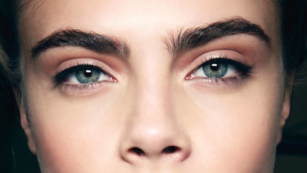 Γεμάτα φρύδια: Ο έξυπνος τρόπος με ένα παλιό eyeliner