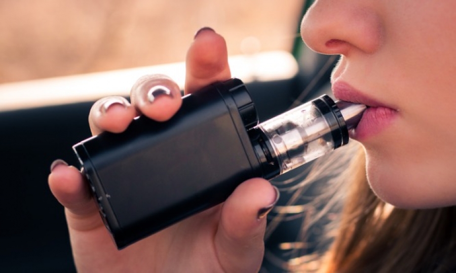 Θραύση κάνει το ηλεκτρονικό τσιγάρο στους νέους