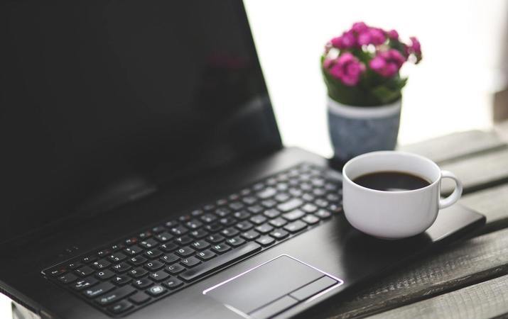 Αυτά τα 3 tips θα σε κρατήσουν σε φόρμα στο γραφείο