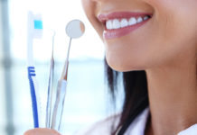 Πρέπει να βρέχουμε την οδοντόβουρτσα πριν βάλουμε οδοντόκρεμα;